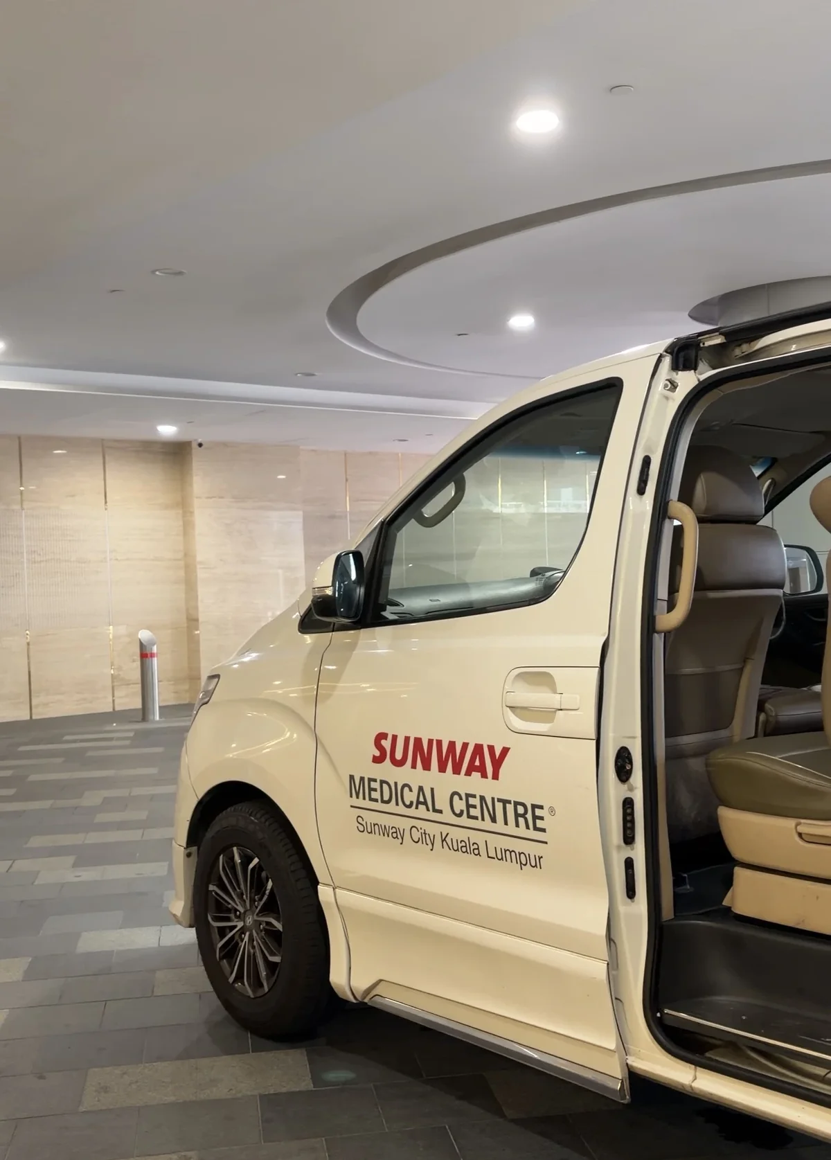 Mobil penjemputan Sunway Medical Centre menunggu pasien di bandara KLIA