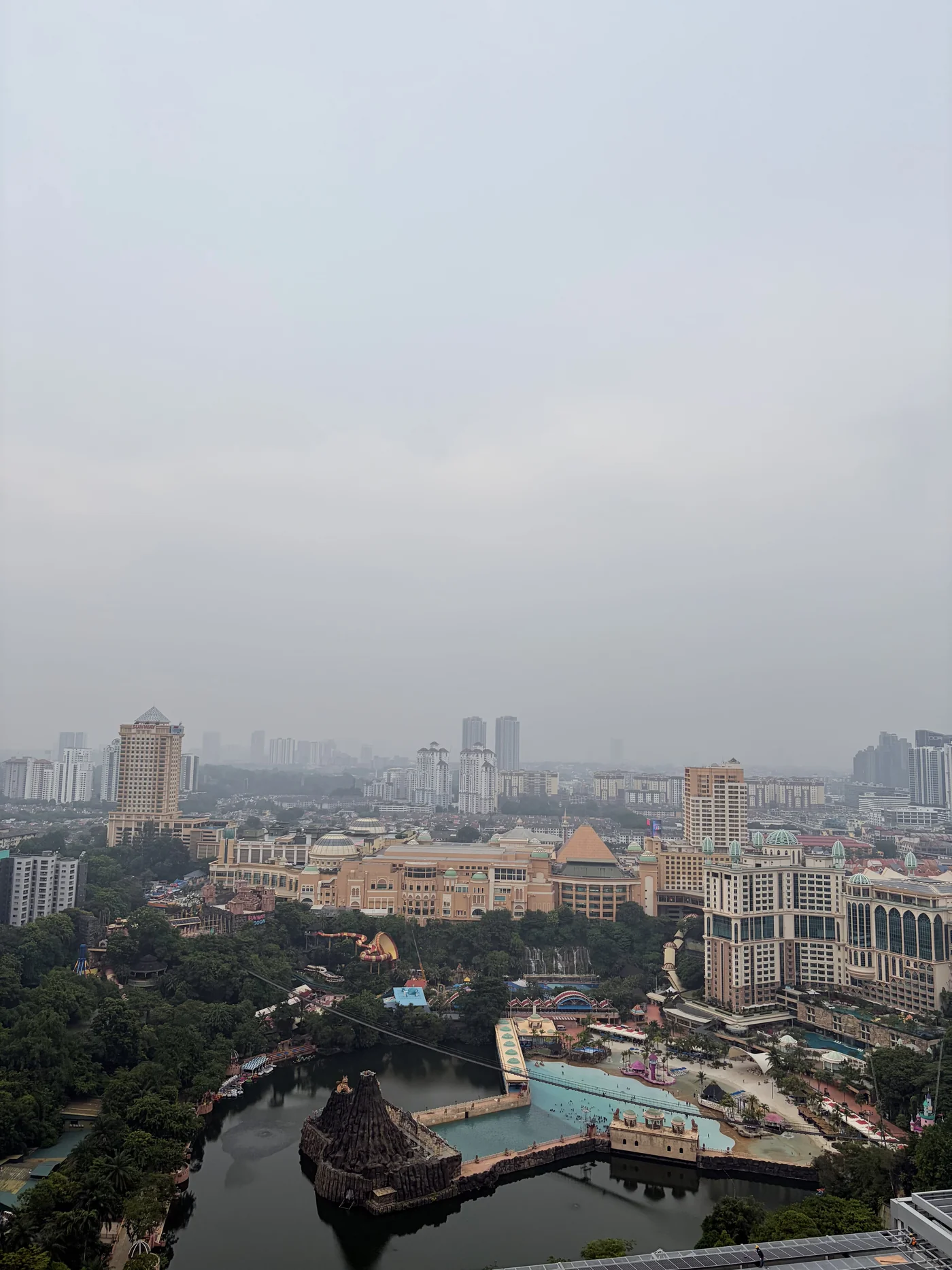 Pemandangan Sunway Lagoon dari balkon kamar Sunway Sanctuary